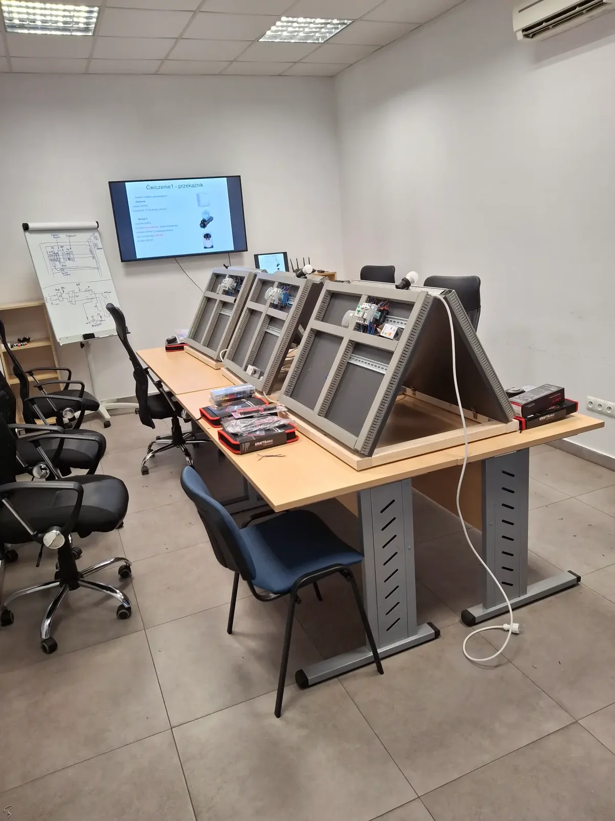 Teilnehmende arbeiten an einem Steuerungspanel.