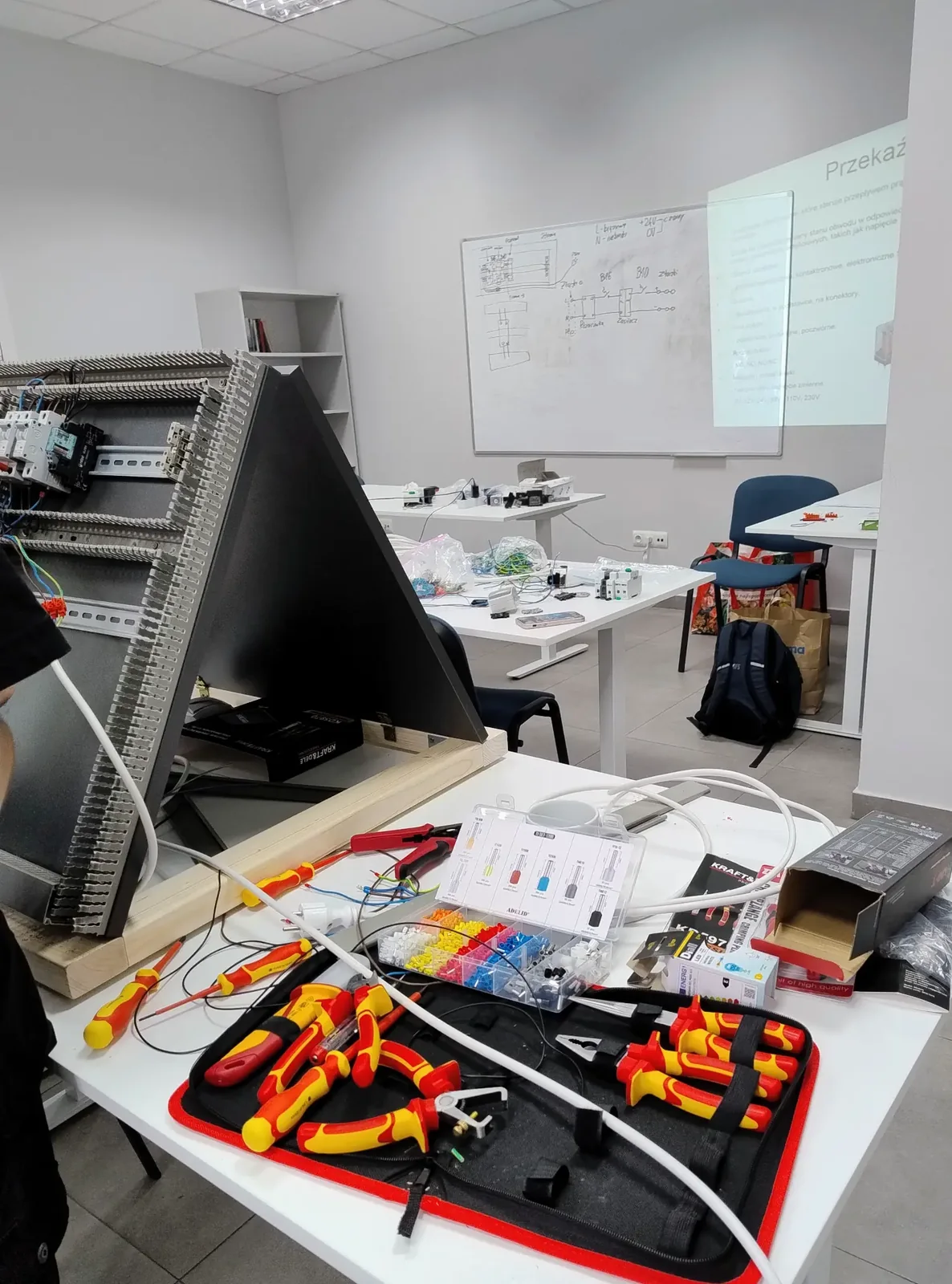 Montage- und Schulungsstände für die Arbeit mit Steuerungssystemen.